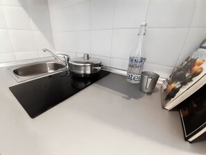 Full-sized fridge, microwave, stovetop, cookware/dishes/utensils - Micampus Málaga (Málaga)
