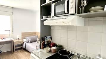 Een koelkast/vriezer, een magnetron, een kookplaat