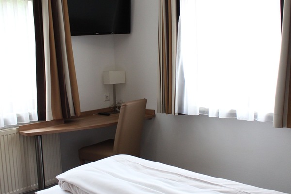 Basic Single Room | Desk, blackout drapes, bed sheets