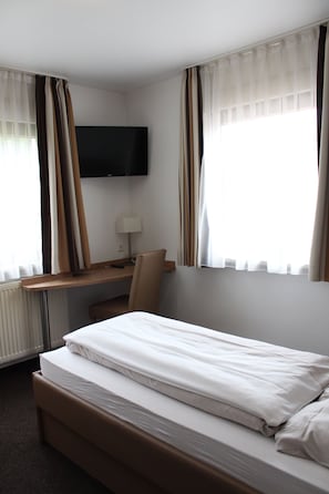 Chambre Simple | Bureau, rideaux occultants, draps fournis