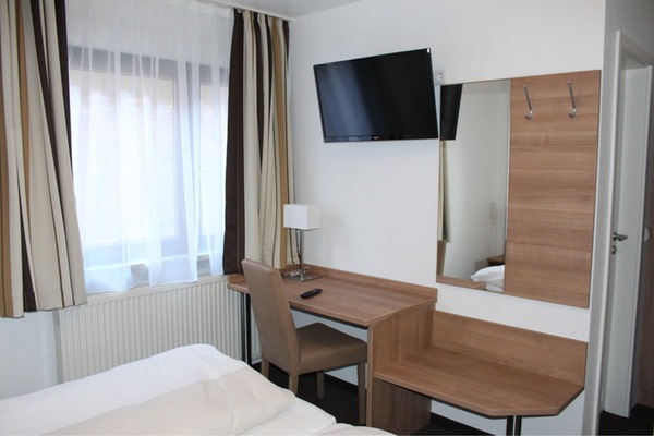 Basic Double or Twin Room | Desk, blackout drapes, bed sheets