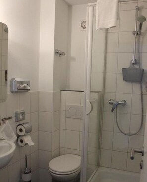 Douche, serviettes fournies