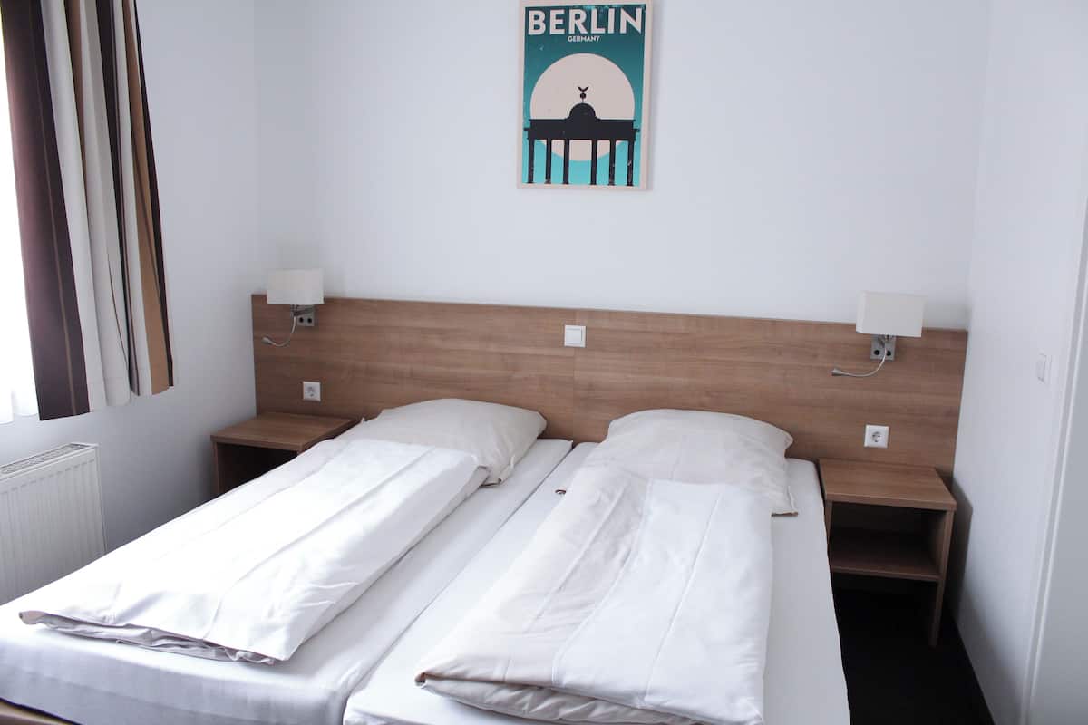 Kamar Double atau Twin Basic | Meja kerja, tirai kedap cahaya, dan seprai linen