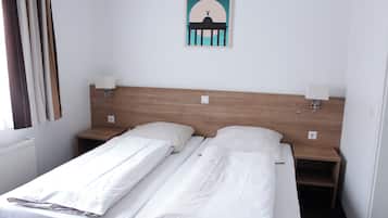 Basic-værelse med dobbeltseng eller 2 enkeltsenge | Skrivebord, mørklægningsgardiner, sengetøj