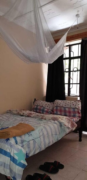 Quarto, 1 cama de casal | Cortinas blackout, ferros/tábuas de passar roupa, Wi-Fi de cortesia