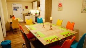 Full-size fridge, microwave, oven, stovetop - Bavaria City Hostel - Design Hostel Füssen (Fuessen)