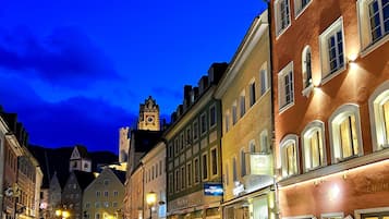 Fachada de la propiedad por la tarde o noche