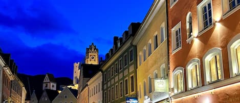 Fassade der Unterkunft – Abend/Nacht