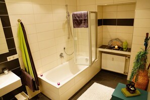 Quarto casal, banheiro privativo (Mountain Lodge) | Banheiro | Chuveiro, secador de cabelo, toalhas de banho 