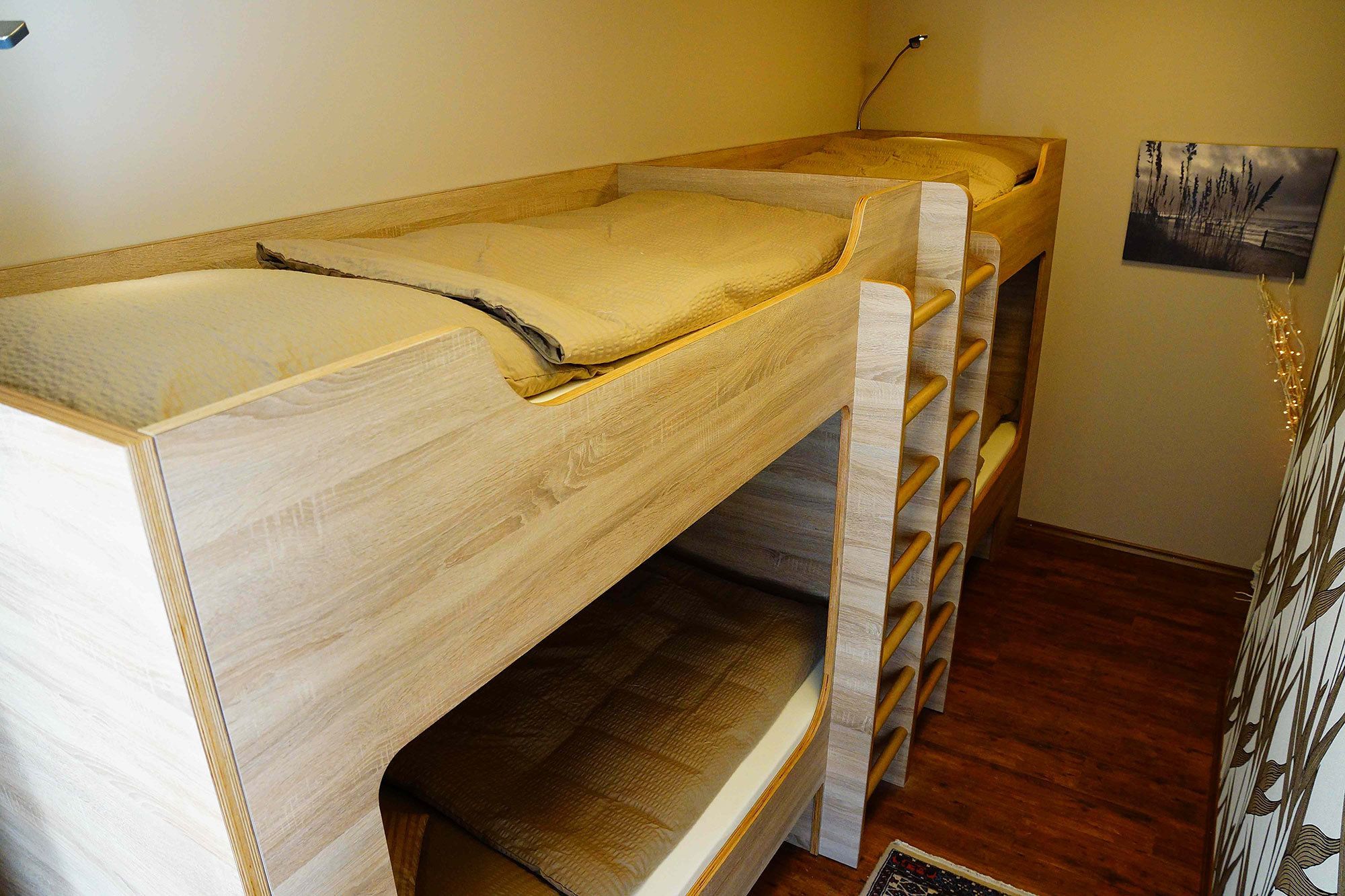 Una cama litera con estructura de madera y colchón.
