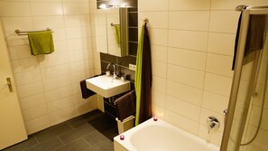 Dobbeltrom, privat bad (Mountain Lodge) | Bad | Dusj, hårføner og håndklær