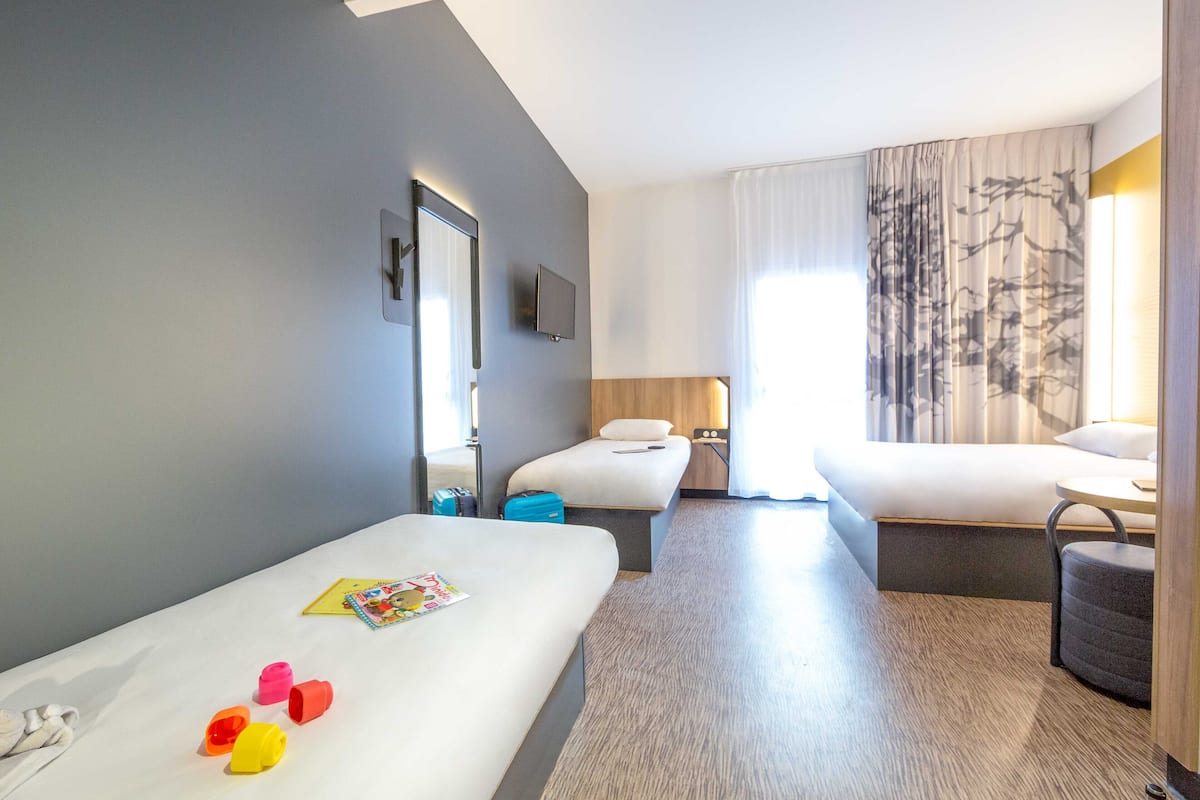 Vierbettzimmer | Schreibtisch, schallisolierte Zimmer, kostenlose Babybetten, WLAN