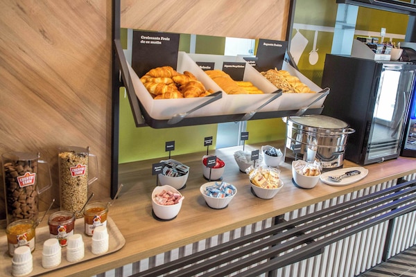 Se ofrece un desayuno bufé todos los días (por un coste adicional)