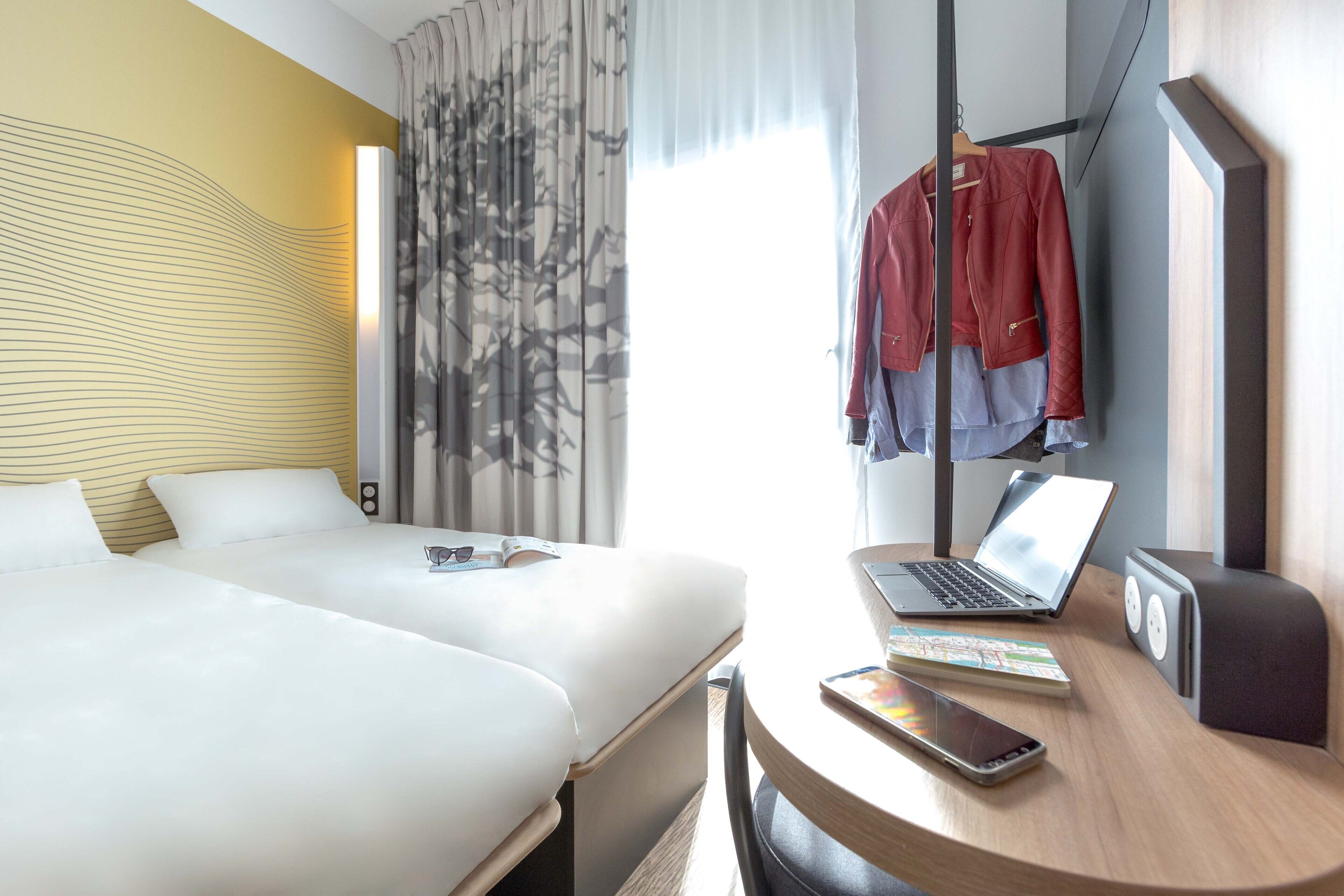 1 bedroom, desk, soundproofing, free cots/infant beds