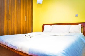 Cortinas blackout, wifi gratis y ropa de cama