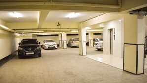 En parkeringskælder med flere biler parkeret.