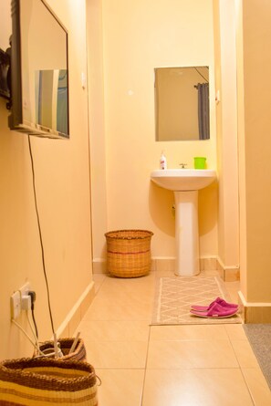 シャワー、バスアメニティ (無料)、タオル