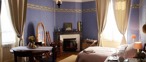 Habitación Confort doble, varias camas, balcón, en esquina (Orchidée) | Escritorio y espacio para trabajar con un portátil