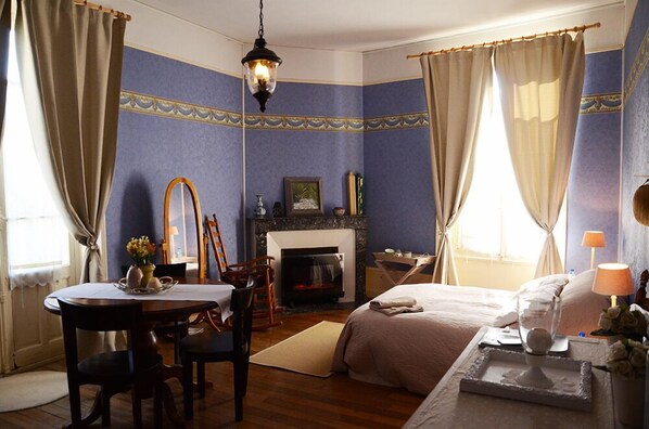 ห้องคอมฟอร์ทดับเบิล, หลายเตียง, ระเบียง, ห้องมุม (Orchidée) | โต๊ะทำงาน, พื้นที่ทำงานแบบใช้แล็ปท็อป, เตารีด/โต๊ะรีดผ้า