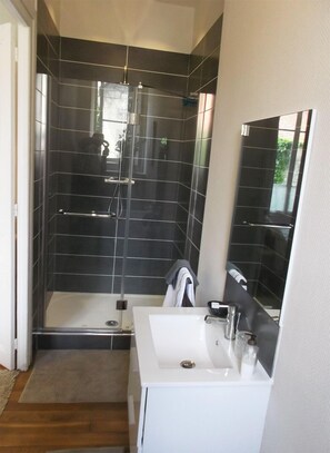 Habitación doble (Coquelicot) | Baño | Amenidades de baño gratuitas, secadora de cabello, toallas 
