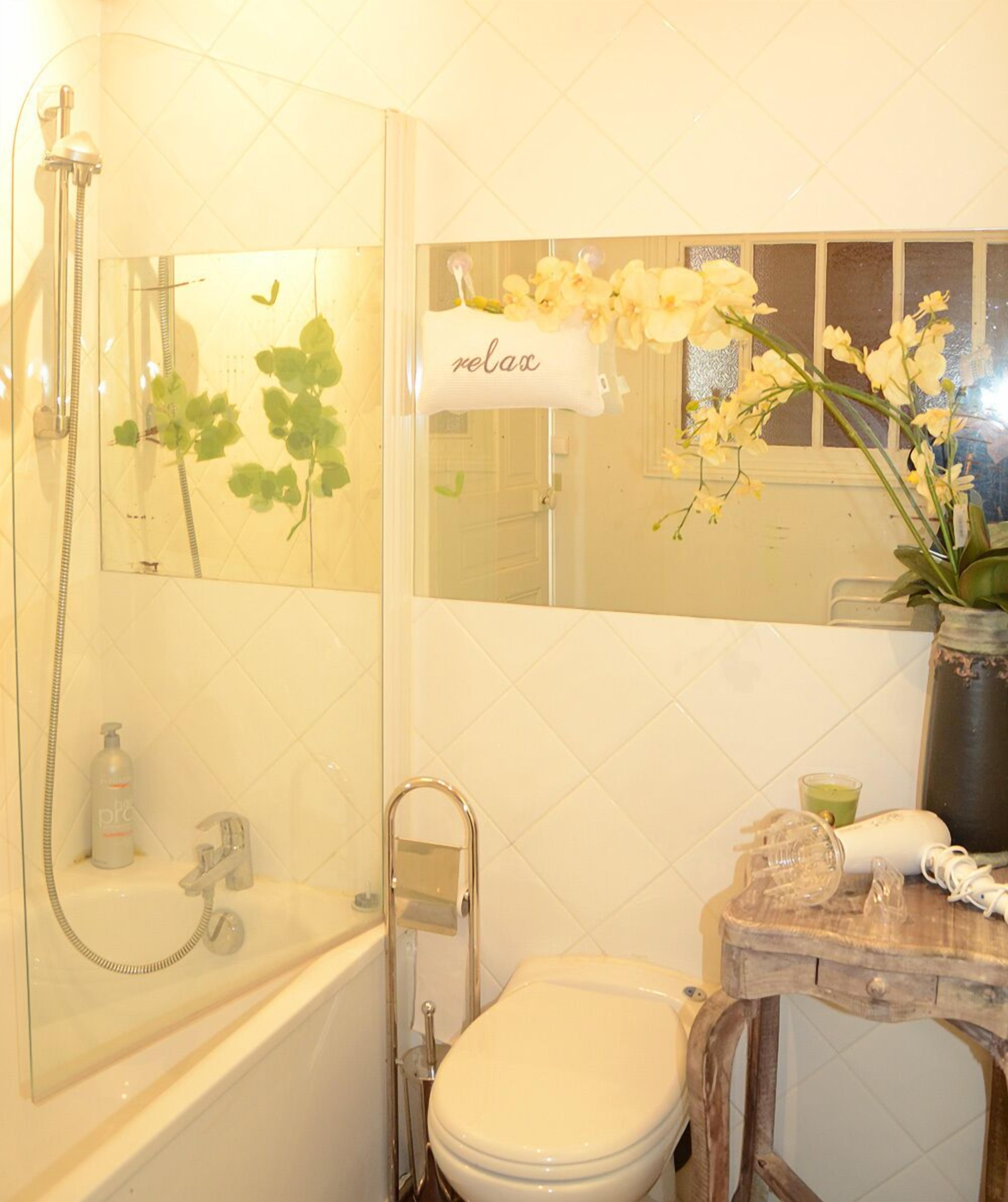 Comfort Double Room, Multiple Beds, Balcony, Corner (Orchidée) | Bathroom | Free toiletries, hair dryer, towels