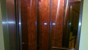 An elevator with metallic walls and a red carpet. - Hotel Sofia (Pomorie)