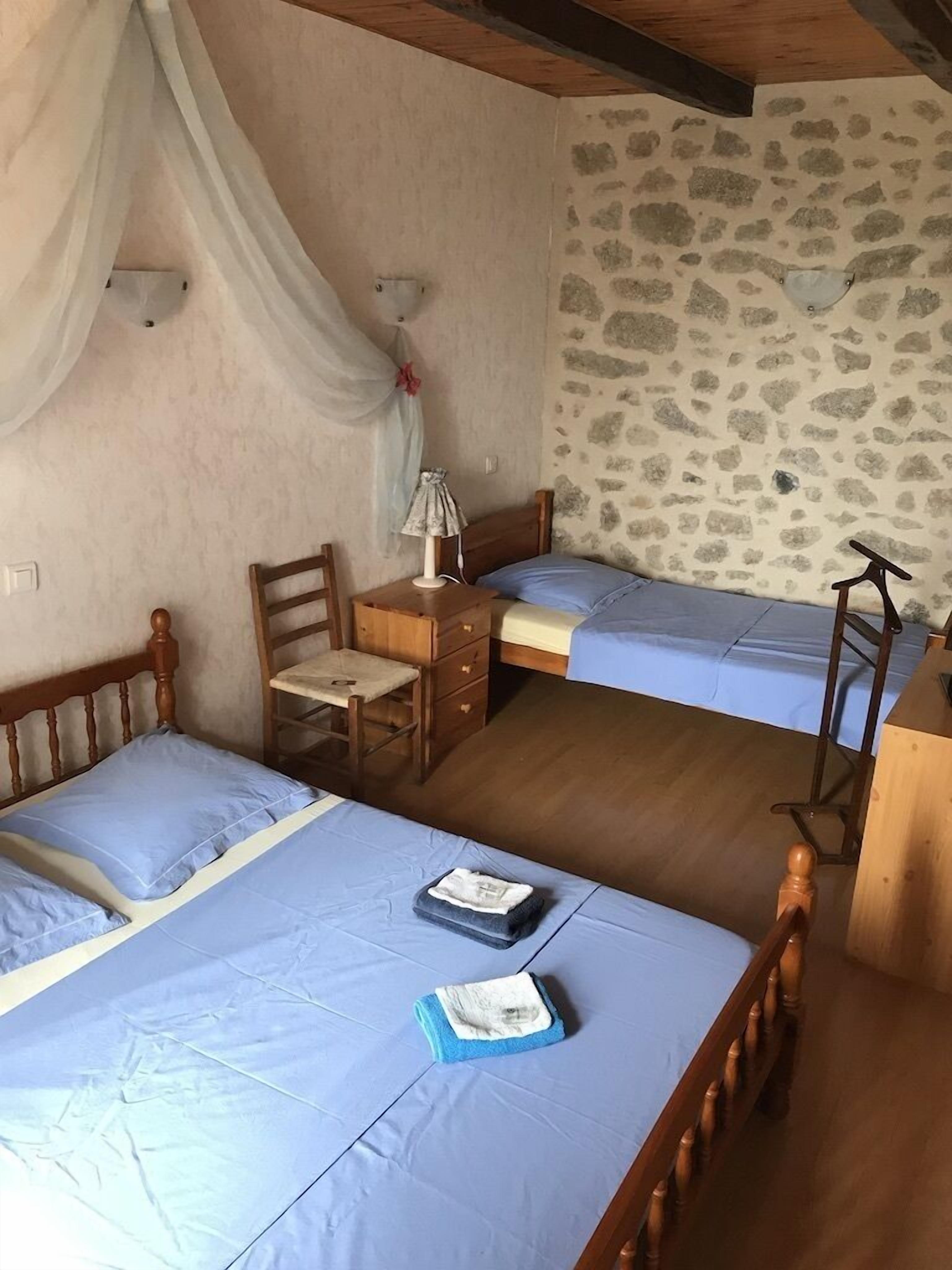 Muebles diferentes, cortinas blackout y tabla de planchar con plancha 