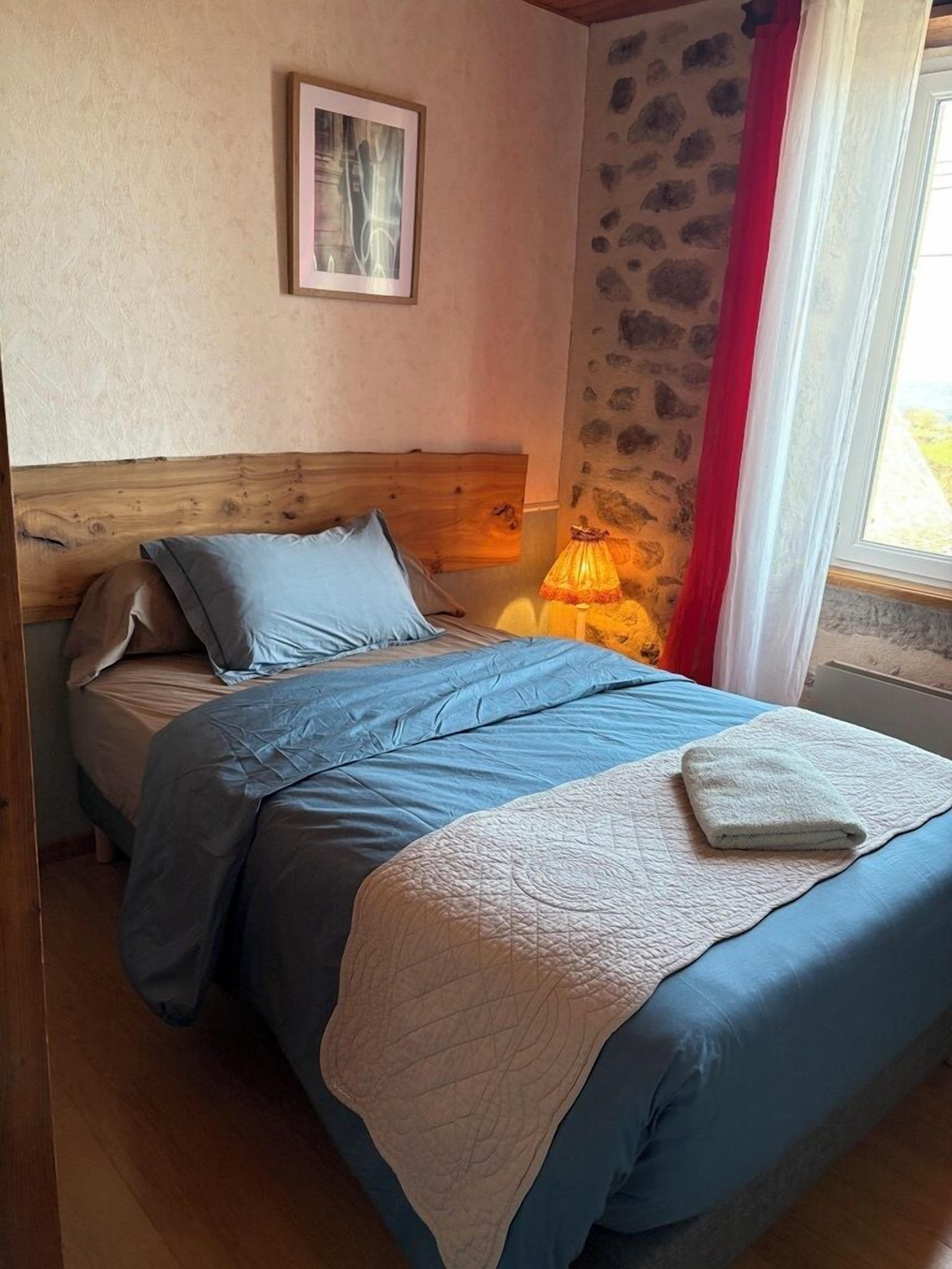 Habitación individual tradicional | Muebles diferentes, cortinas blackout y tabla de planchar con plancha 