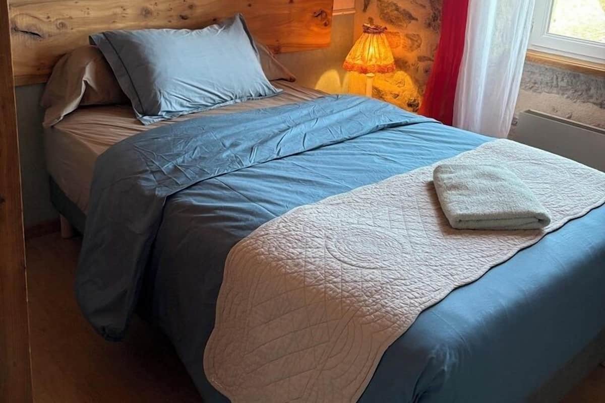 Habitación individual tradicional | Muebles diferentes, cortinas blackout y tabla de planchar con plancha