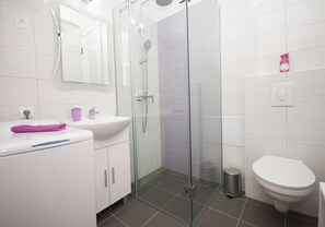 Standard Studio, Sea View | Bathroom | Shower, free toiletries, hair dryer, towels