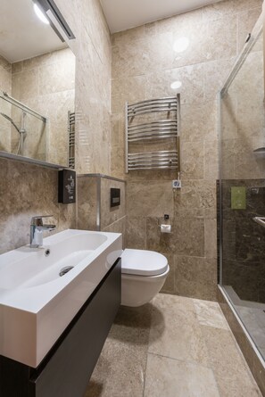 Executive Studio, 1 Double Bed | Bathroom | Shower, hair dryer, towels - Arlo Apartments (Eastbourne)