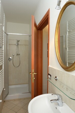 Apartment, 1 Bedroom | Bathroom | Shower, bidet, towels - La Terrazza Foscolo - con Parcheggio (Florence)