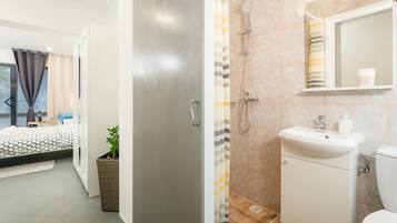 Apartment | Bathroom | Shower, free toiletries, hair dryer, towels