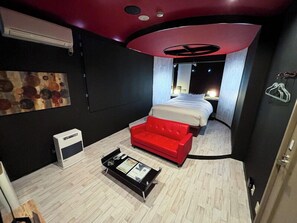 Doppia Basic, 1 letto matrimoniale, fumatori, frigorifero e microonde | Copriletto in piuma, con stile personalizzato, Wi-Fi gratuito, lenzuola
