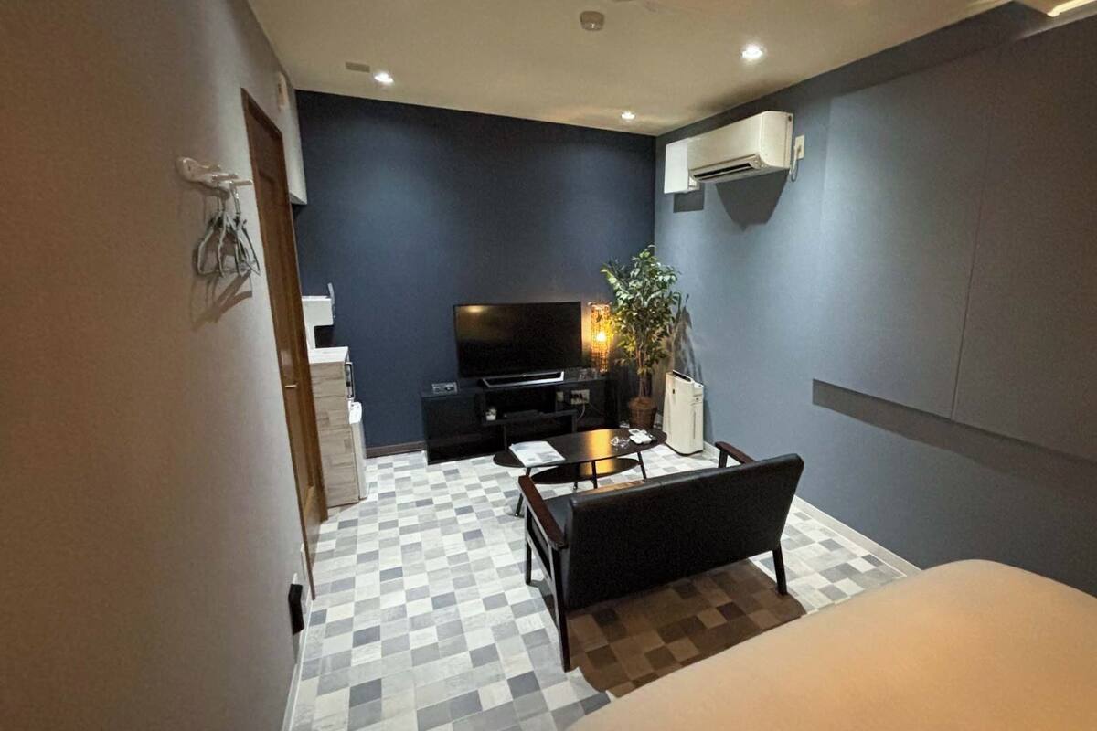 Doppia Basic, 1 letto matrimoniale, fumatori, frigorifero e microonde | Copriletto in piuma, con stile personalizzato, Wi-Fi gratuito, lenzuola