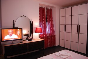 Triple Room, Private Bathroom (Porpora) | Premium bedding, iron/ironing board, free WiFi, bed sheets - Casa MaMa (Genoa)