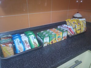 بوفيه فطور مجانًا يوميًا