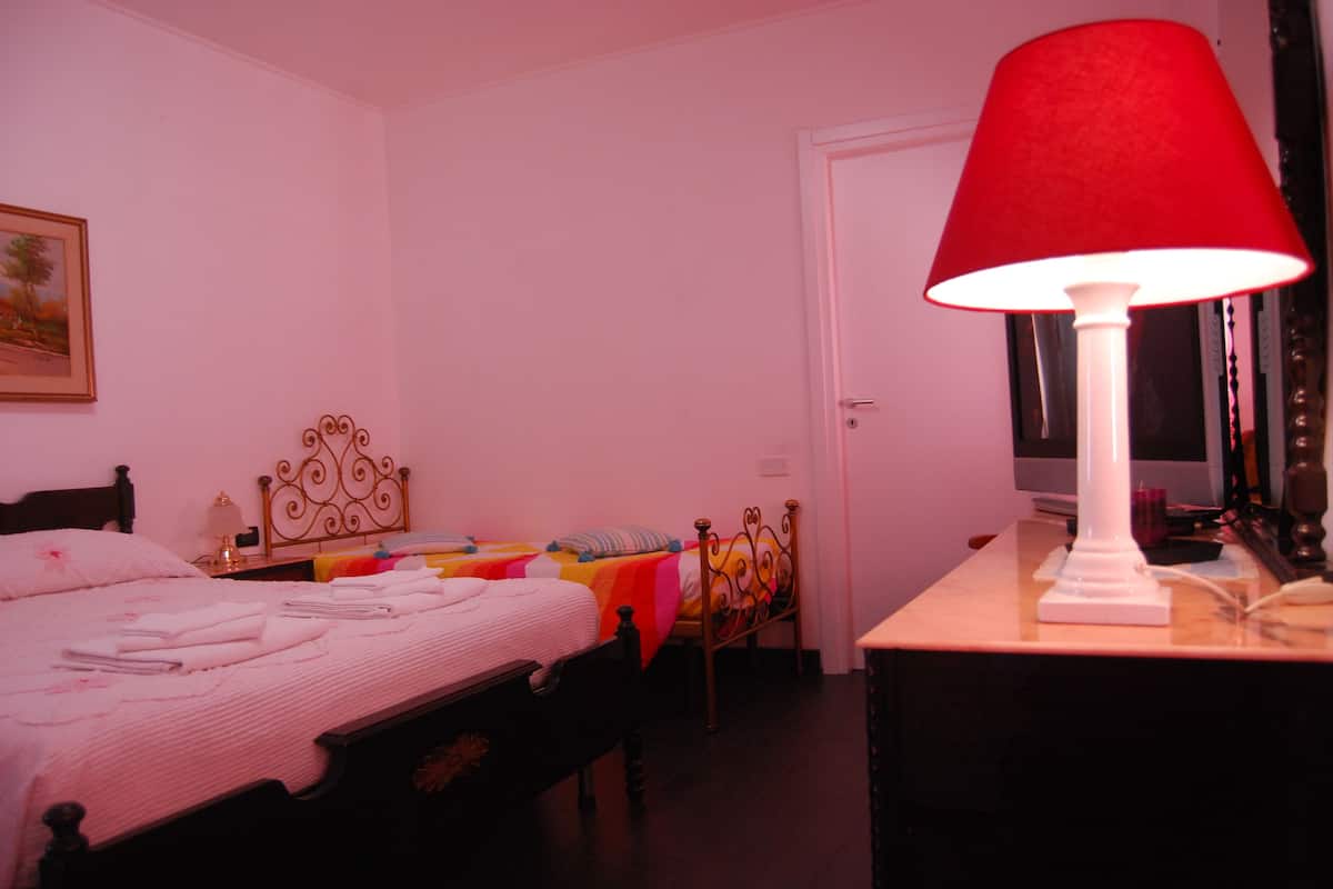 Ropa de cama de alta calidad y tabla de planchar con plancha