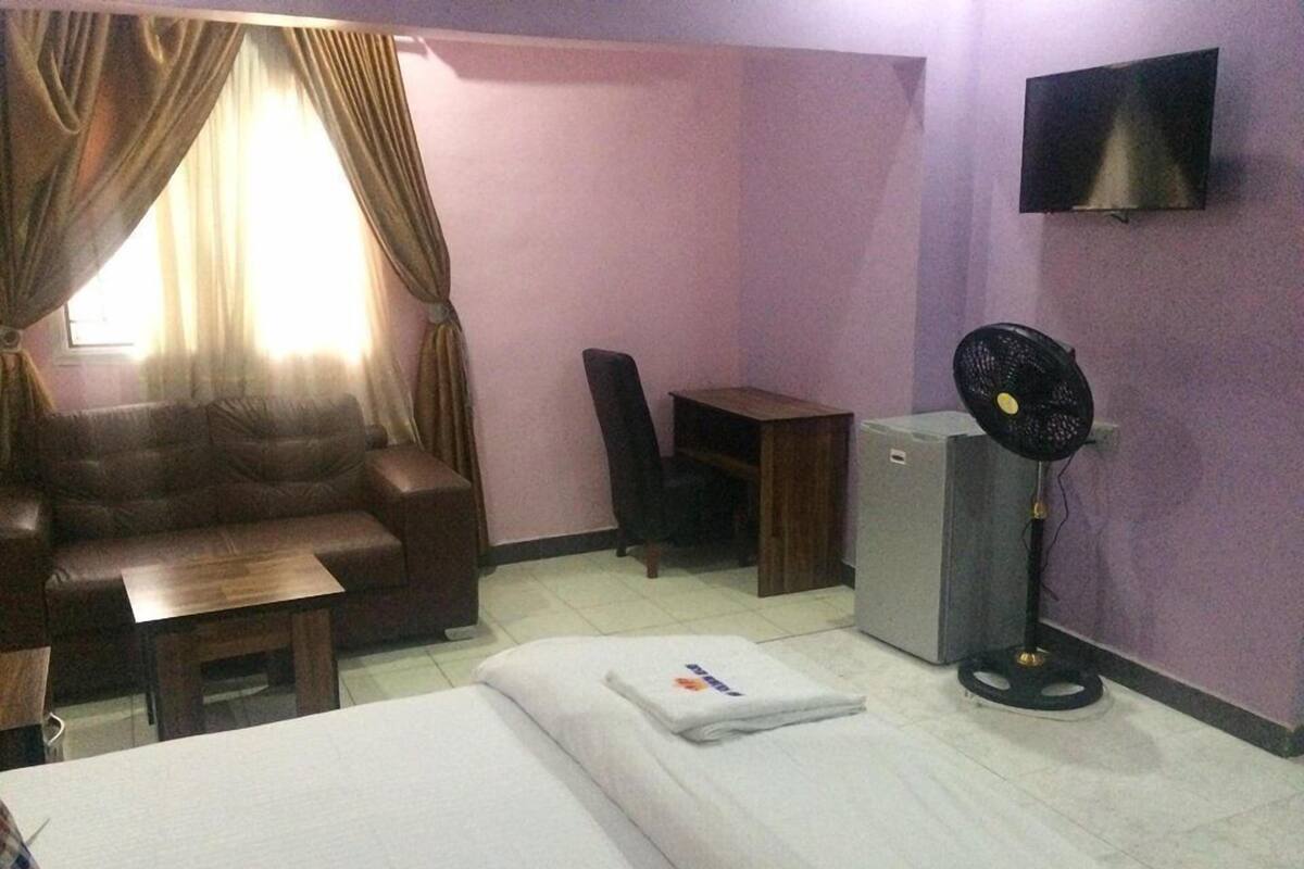 Minibar, in-room safe, desk, iron/ironing board