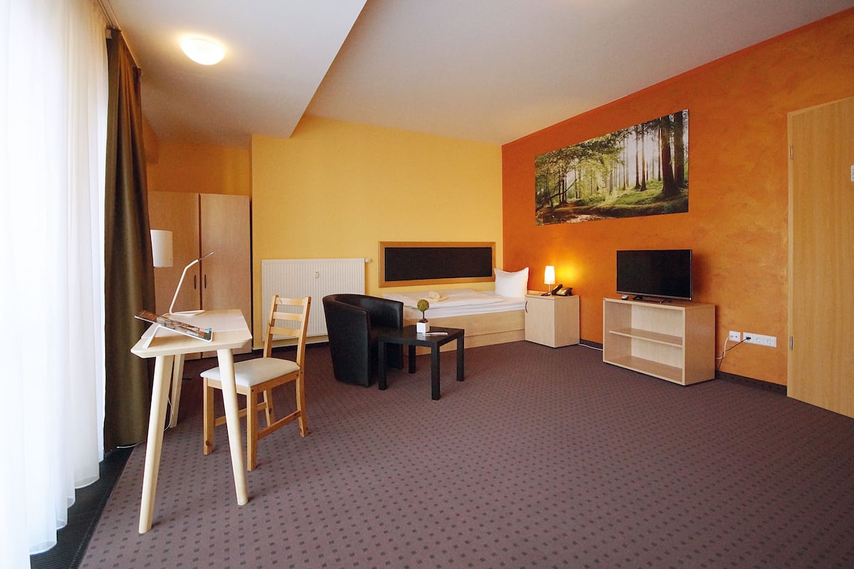 Comfort Single Room, 1 Bedroom, Accessible, Non Smoking | Desk, cots/infant beds, free WiFi, bed sheets