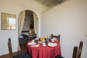 Apartment, 1 Bedroom | In-room dining