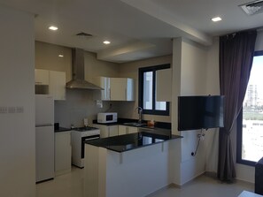 Executive Apartment, 2 Bedrooms | Private kitchenette | Microwave, electric kettle, cookware/dishes/utensils