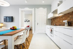Basic Apartment, Multiple Beds, City View | Private kitchen