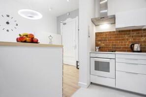 Departamento básico, 1 cama Queen size, vista a la ciudad | Cocineta privada | Refrigerador, horno, parrilla de estufa y lavavajillas