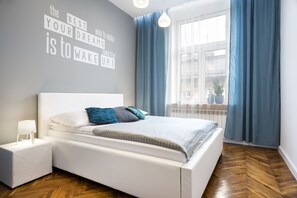 Basic-Apartment, Mehrere Betten, Stadtblick | Individuell dekoriert, individuell eingerichtet, schallisolierte Zimmer