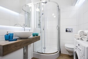 Basic-Apartment, 1 Queen-Bett, Stadtblick | Badezimmer | Haartrockner, Handtücher, Toilettenpapier