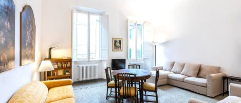 Apartment, 2 Schlafzimmer | Wohnbereich | Flachbildfernseher