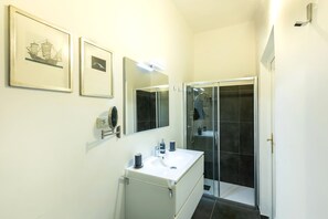 Appartement, 2 chambres | Salle de bain
