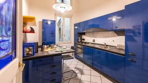 Eine moderne Küche mit blauen Schränken, einem Gasherd und einem Fenster über der Spüle.