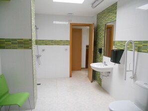 Dormitorio compartido, dormitorio mixto, baño compartido | Baño | Ducha y toallas